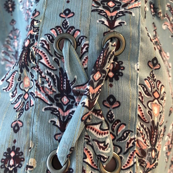Maurices Size 1 (16-18) Sheer Print Blouse w/bell sleeve and grommet tie front. - Picture 5 of 8